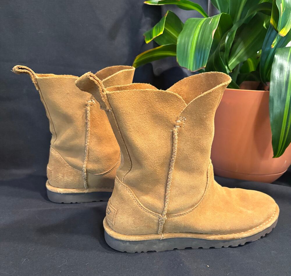 Women’s UGG Alida Suede Chestnut Boot, size 6